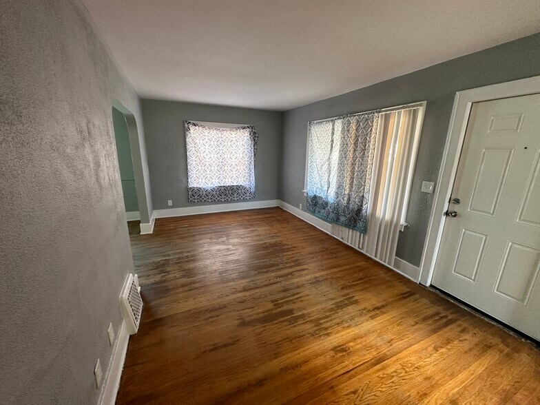 Building Photo - 2029 Cartier St