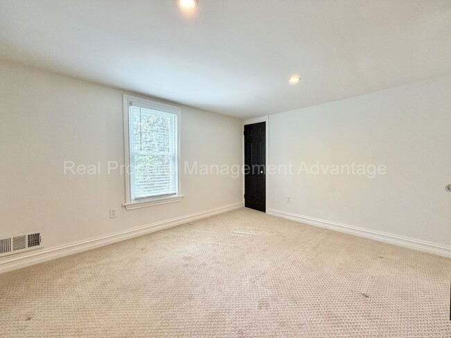 Building Photo - 1330 E Chesterfield St