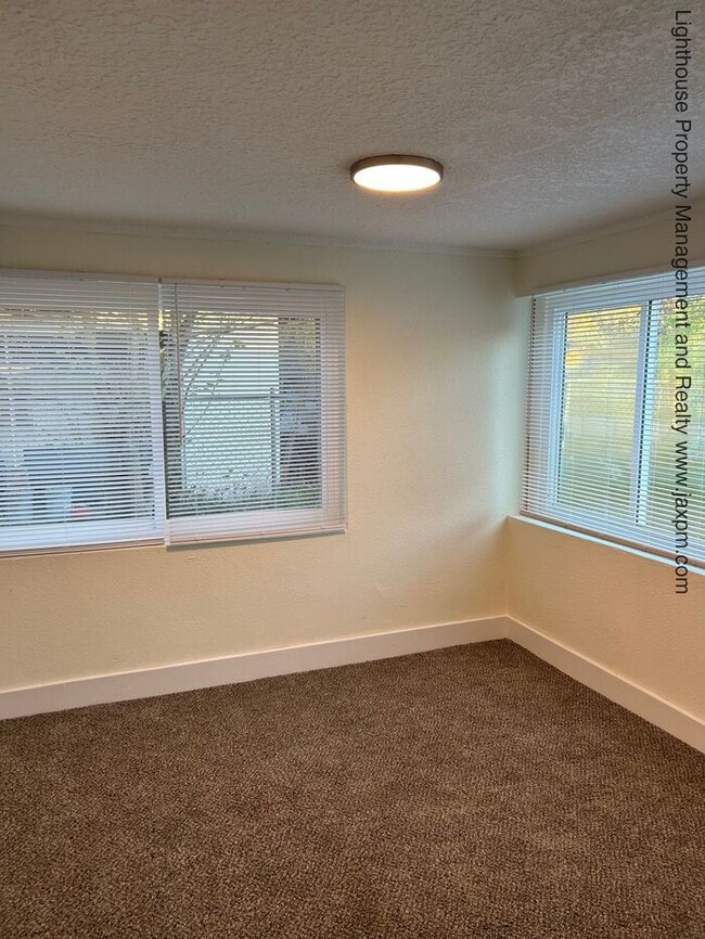 Building Photo - Beautiful 5 Bedroom Home With Modern Updates Throughout