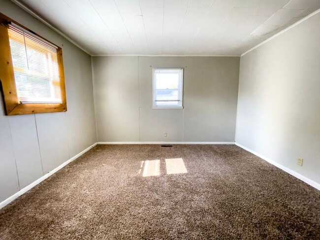 Building Photo - Recently Renovated