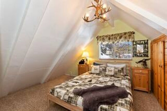 Building Photo - 2 Bedroom Lodge- Pet Friendly- Fenced Yard