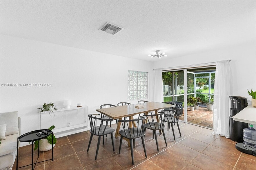 Building Photo - 1060 Capistrano