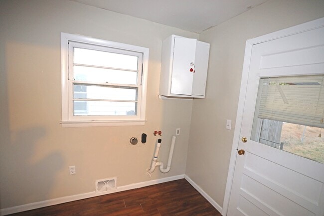 Building Photo - 1106 S Strong Blvd