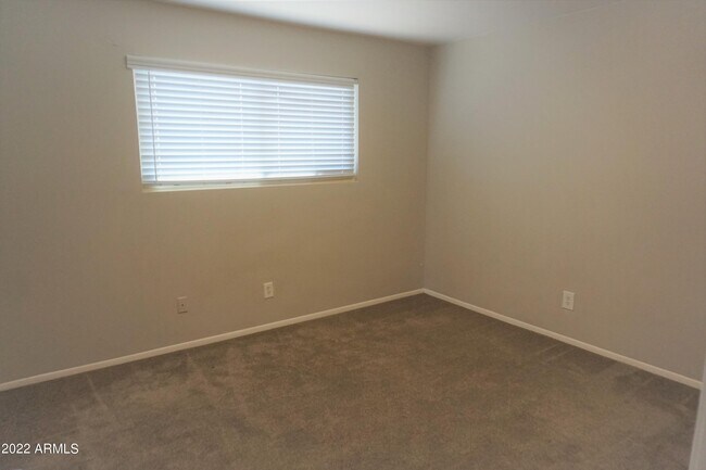 Building Photo - 2209 Golf Links Rd