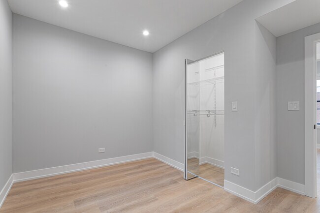 Building Photo - 1556 W Juneway Terrace