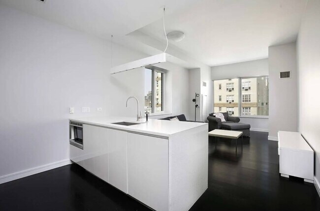 Building Photo - 300 E 23rd St