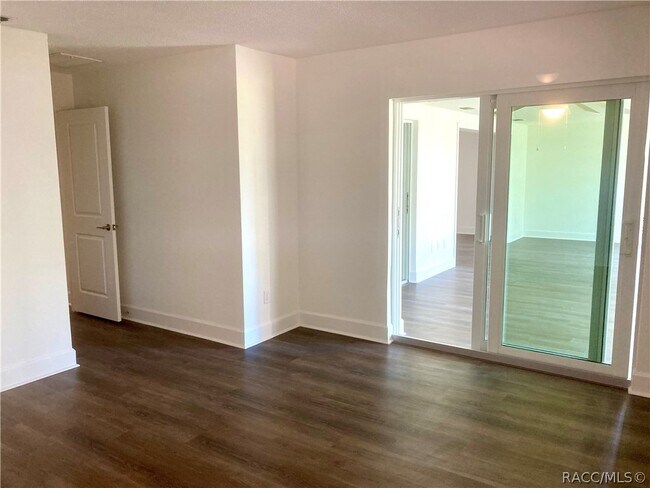 Building Photo - 11499 W Bayshore Dr