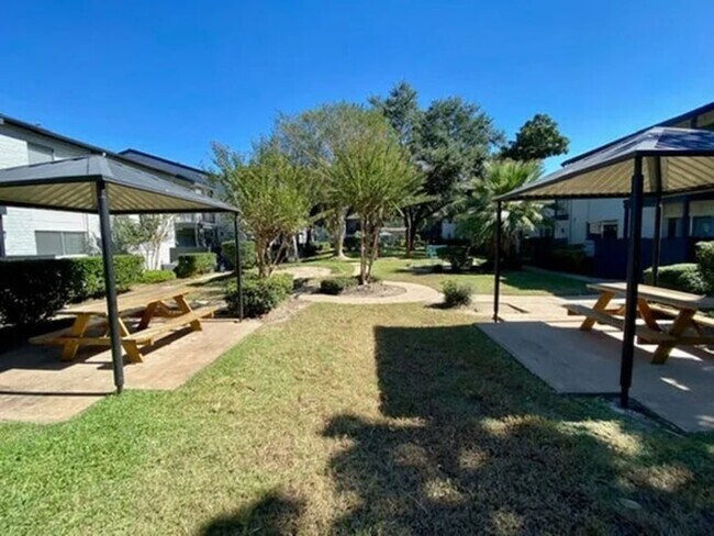 Building Photo - 874 Yorkchester Dr