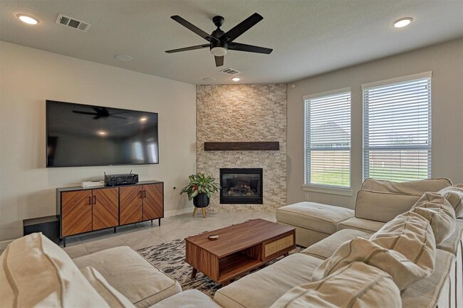 Building Photo - 15846 Weston Ridge Dr