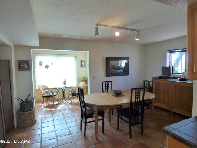 Building Photo - 5300 N Montezuma Trail