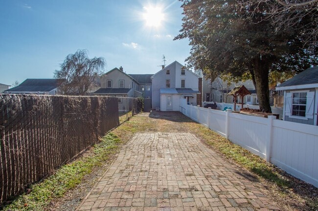 Building Photo - Wonderful Updated TownHouse in the Heart of Middletown - On Main St