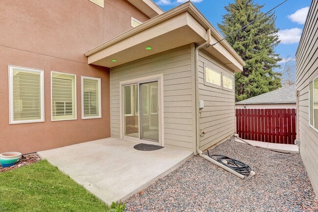 Building Photo - 4 Bedroom 3 Bath With Tons of Character Ne...