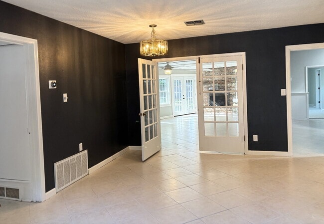 Building Photo - "Coastal Comfort Awaits: Spacious 4-Bed, 3-Bath Home in Fort Walton Beach Haven"