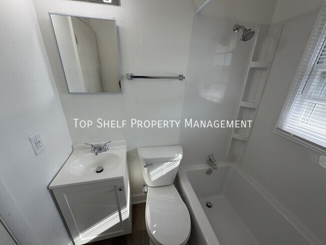 Building Photo - 2425 Welbeck Rd