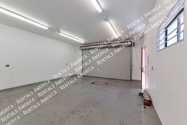 Building Photo - 7002 E Kirkland Dr