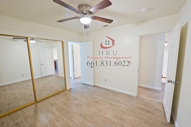 Building Photo - SW-4 bed/3 bath + pool house