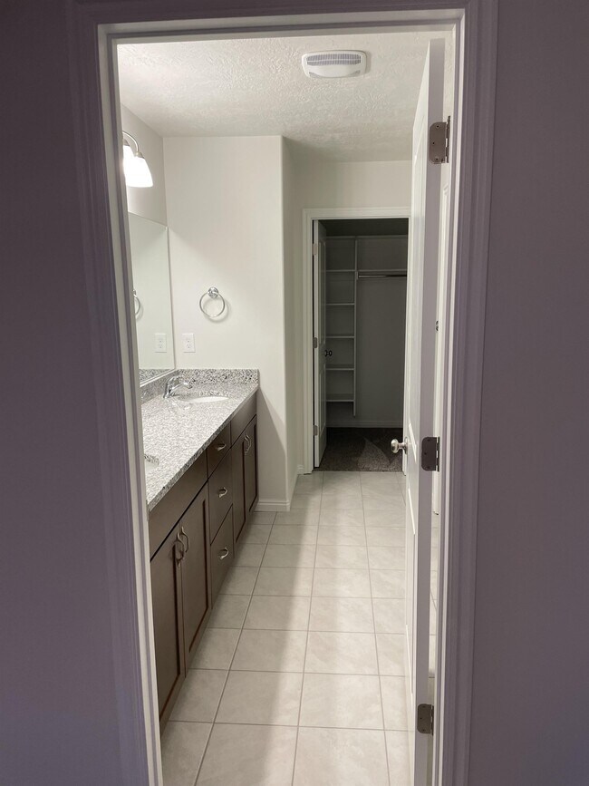 Building Photo - 15135 S Reins Way