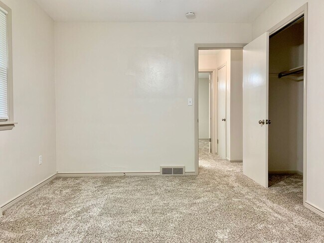 Building Photo - Two Bedroom Home in Northwest Grand Rapids