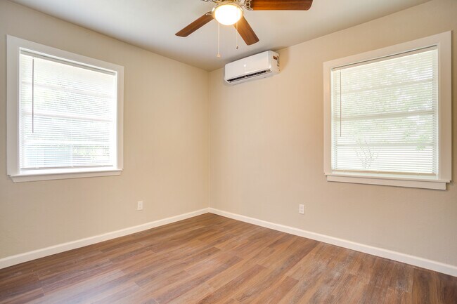 Building Photo - 104 W Reno Rd