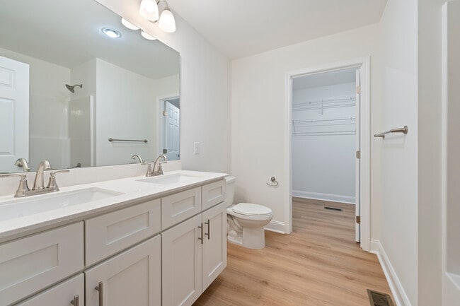 Building Photo - 527 W Cemetery St