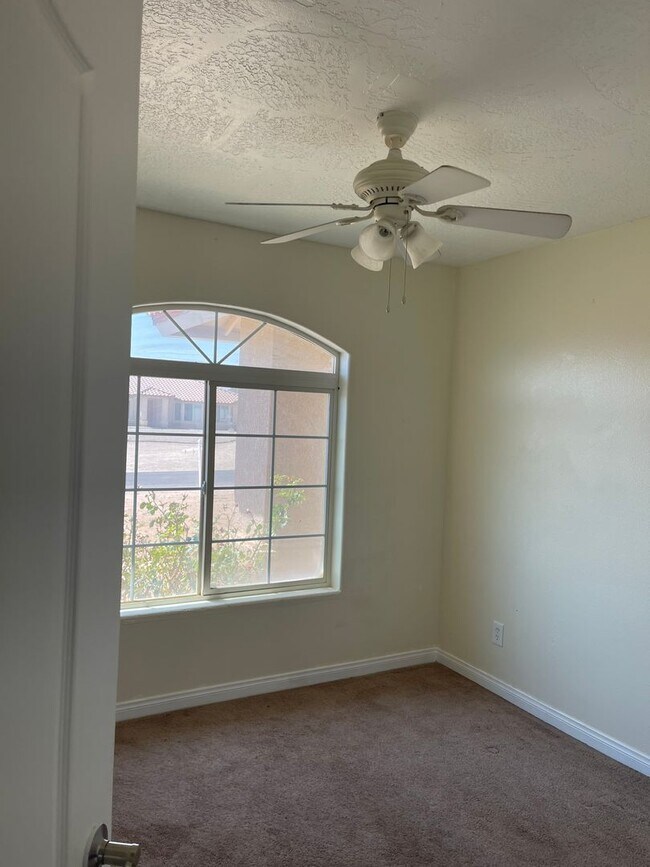 Building Photo - Bright Single-Story 4BR in Apple Valley — ...