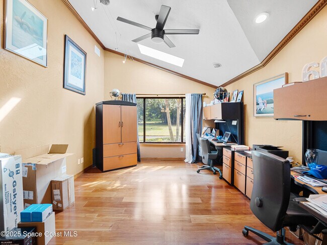 Building Photo - 165 Crispin St