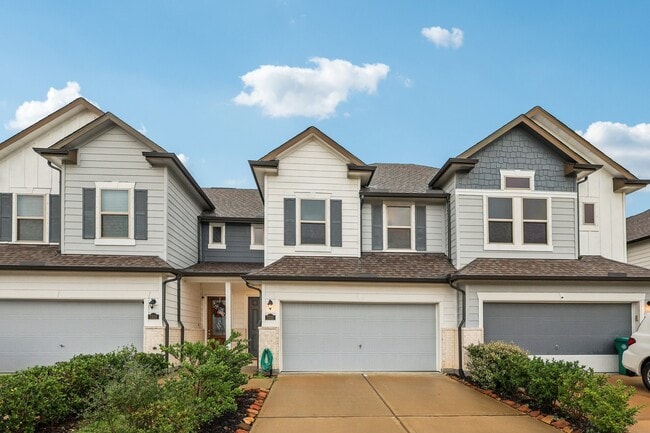Building Photo - 7333 Hinsdale Dr