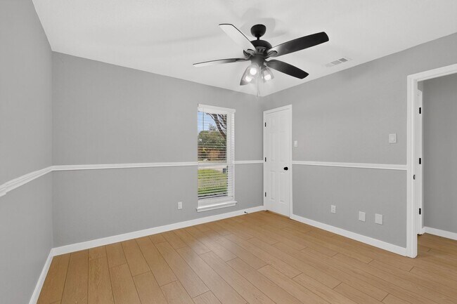 Building Photo - 620 W Stoneybrook Dr