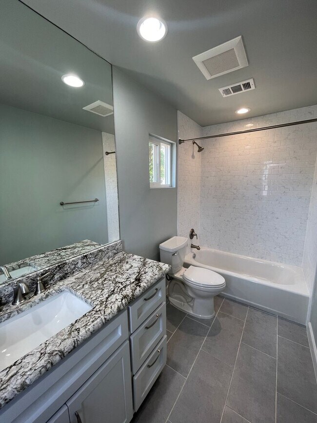 Building Photo - Amazing detached 2/2.5 duplex in Central Austin!!!