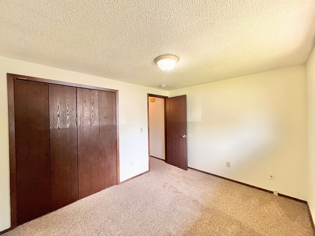 Building Photo - 2 Bedroom, 1 Bath Ranch Duplex, with attached 1 Car Garage in Loveland, CO
