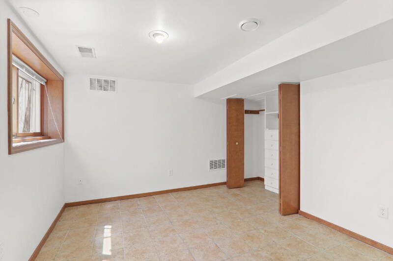 Building Photo - 2225 Winnebago St