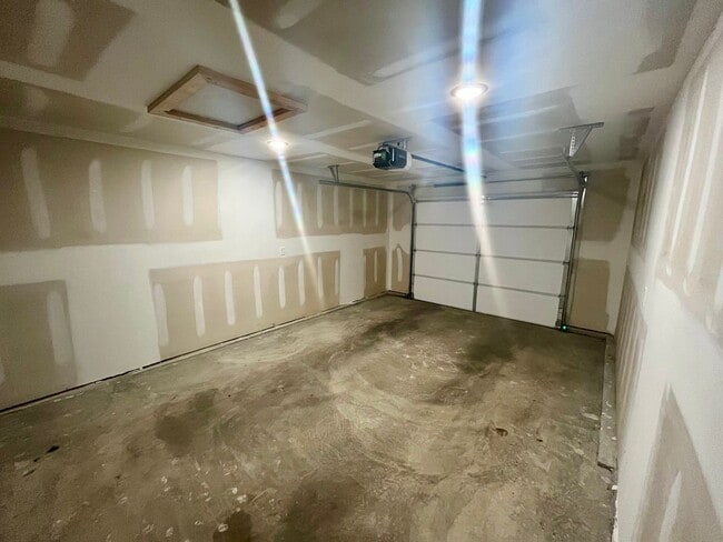 Building Photo - 3 Bedrooms | 2 Bathrooms | 1 Car Garage