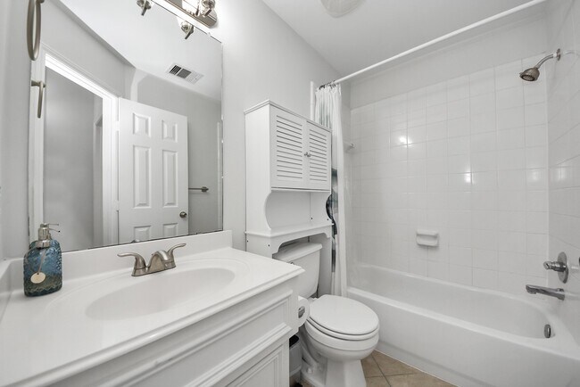 Building Photo - 943 W Heights Hollow Ln