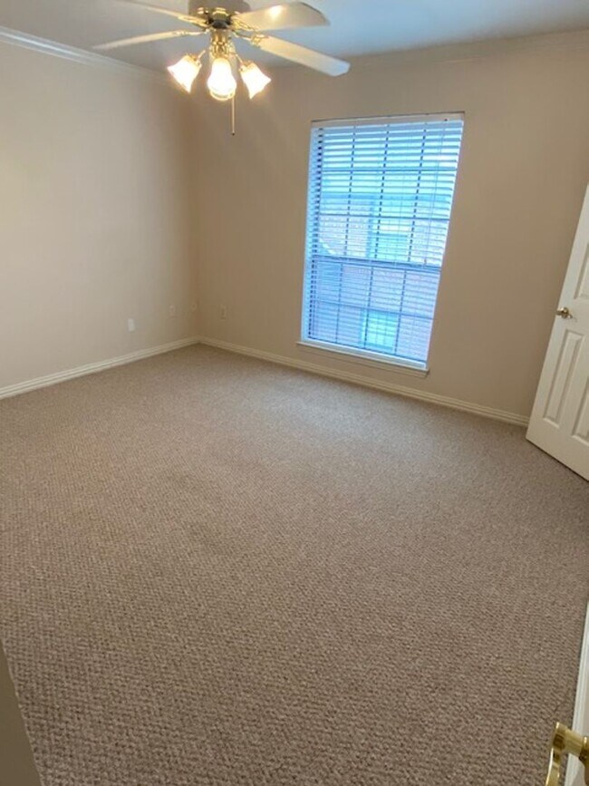 Building Photo - 2 BEDROOM 2.5 BATH TOWNHOME