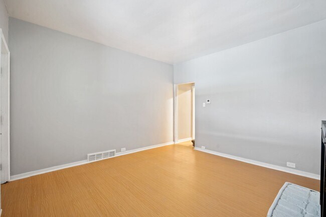 Building Photo - Renovated 2 Bed, 1.5 Bath Rowhome in Hazelwood - Central AC & Heat, Laundry - Available Now!