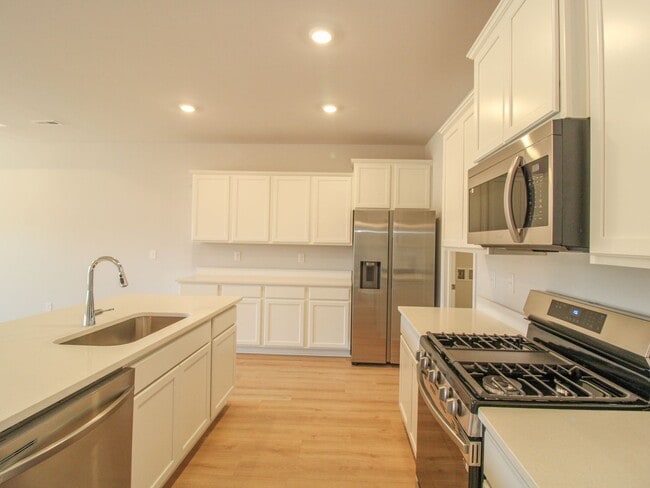 Building Photo - Lovely townhome between Athens and Madison!