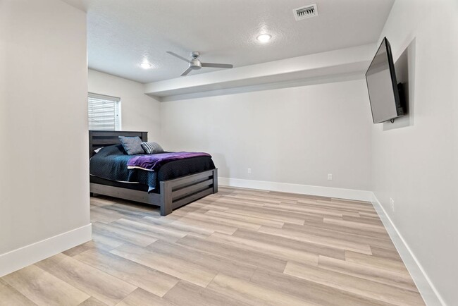 Building Photo - Elegant Residence on an Arce Lot