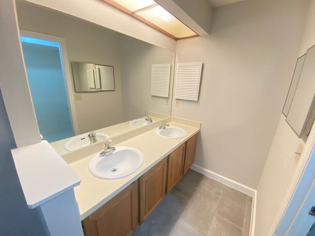 Building Photo - 208 Egret Ct