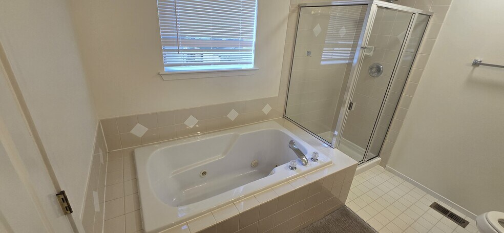 Building Photo - 10824 NE 144th Ct