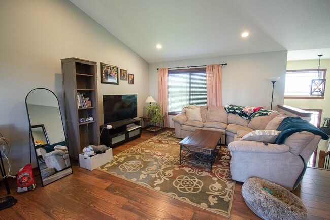 Building Photo - Spacious NW Home with Fenced Yard & Deck