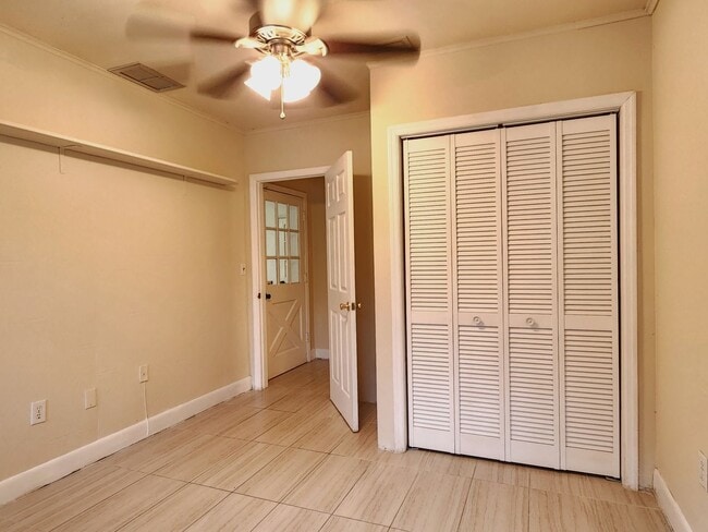 Building Photo - FOR RENT 5 bedroom, 3 bathrooms, 2 car garage home near UF.
