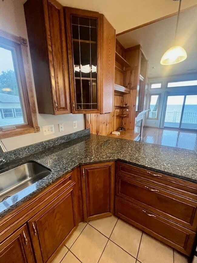 Building Photo - Gorgeous Water Front Home with Beach Access