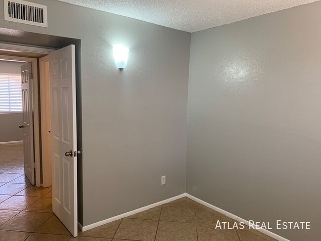 Building Photo - ***2 Weeks Free***: 2/1 BATH NEAR GLENDALE...