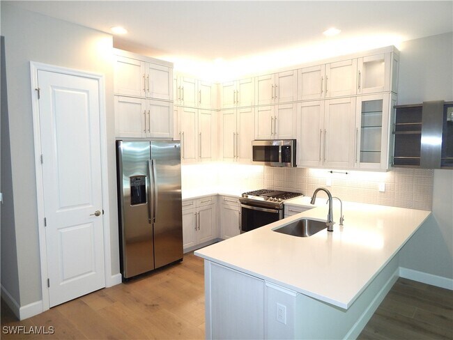 Building Photo - 11331 Jacaranda Dr