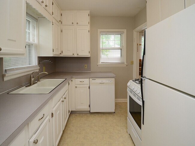 Building Photo - 2108 S 46th St
