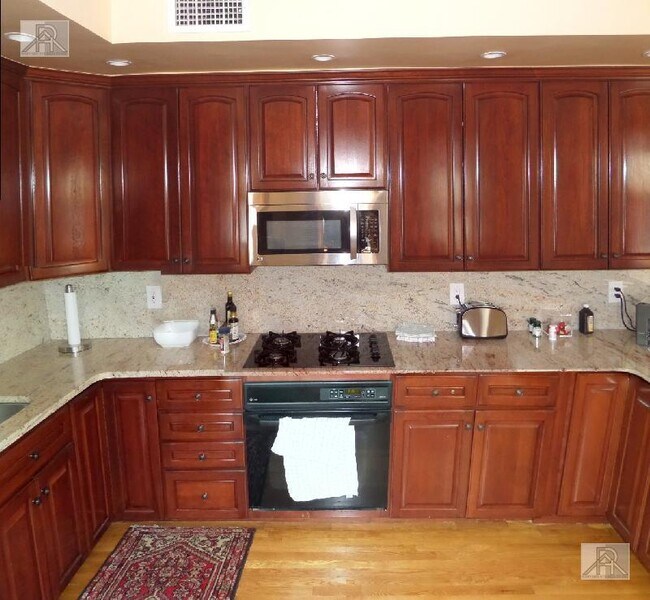 Building Photo - 3 bedroom in Brookline MA 02146
