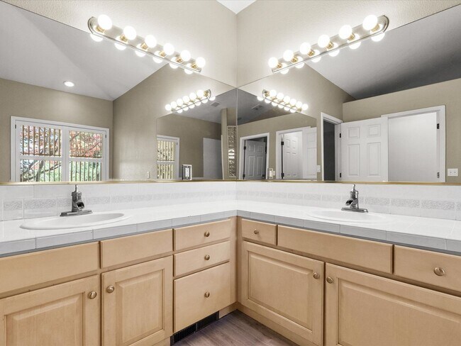 Building Photo - Fieldcreek Gem