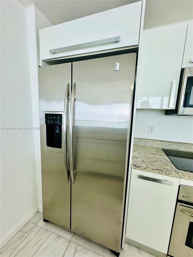 Building Photo - 601 NE 36th St