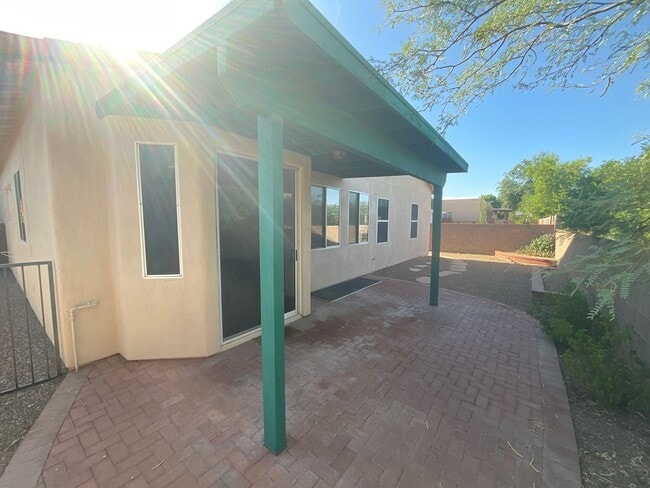 Building Photo - Great northeast location on cul-de-sac, 3 car garage