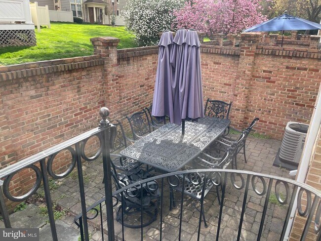 Building Photo - 10926 Bloomingdale Dr